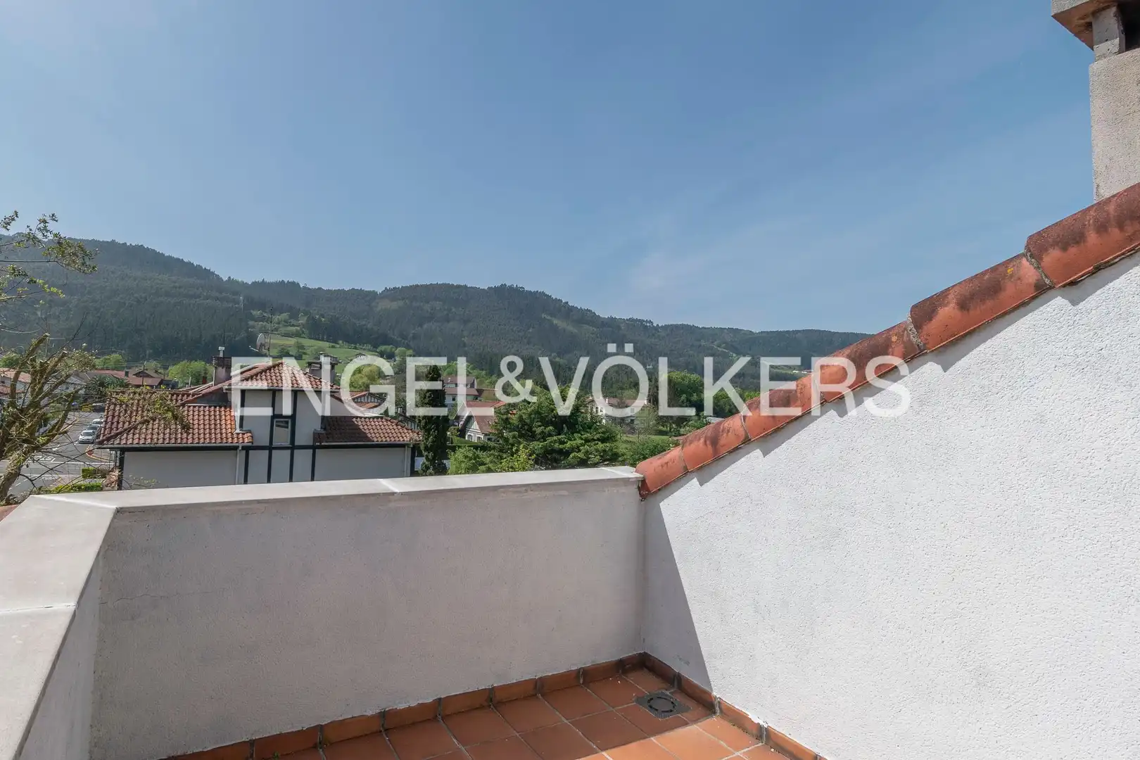 Terrasse von Einfamilien-Reihenhaus zum Verkauf in Gamiz-Fika mit Heizung, Privatgarten und Terrasse