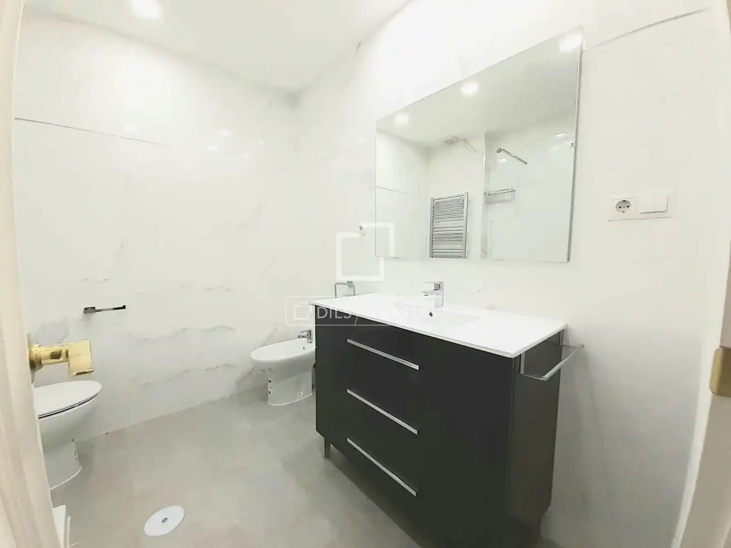 Bathroom of Flat for rent in Madrid  with Air Conditioner, Heating and Private garden