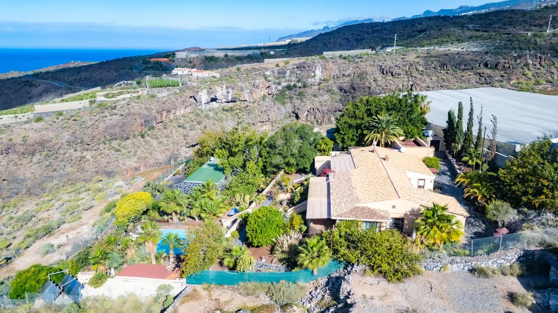 Vista exterior de Casa o xalet en venda en Guía de Isora amb Aire condicionat, Jardí privat i Terrassa