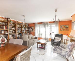 Sala d'estar de Casa o xalet en venda en  Madrid Capital amb Aire condicionat, Calefacció i Parquet