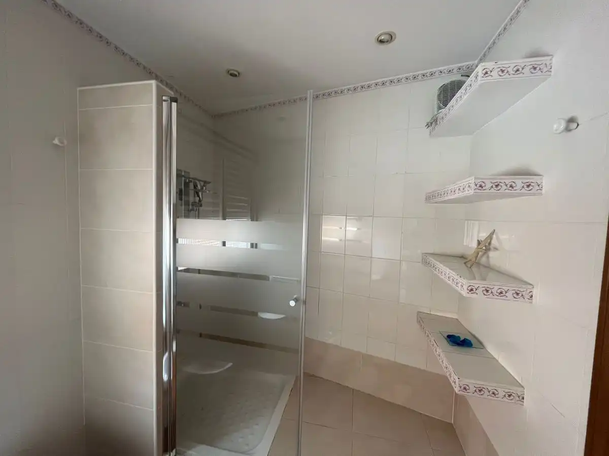 Badezimmer von Wohnungen zur Miete in Villaviciosa de Odón mit Terrasse und Möbliert