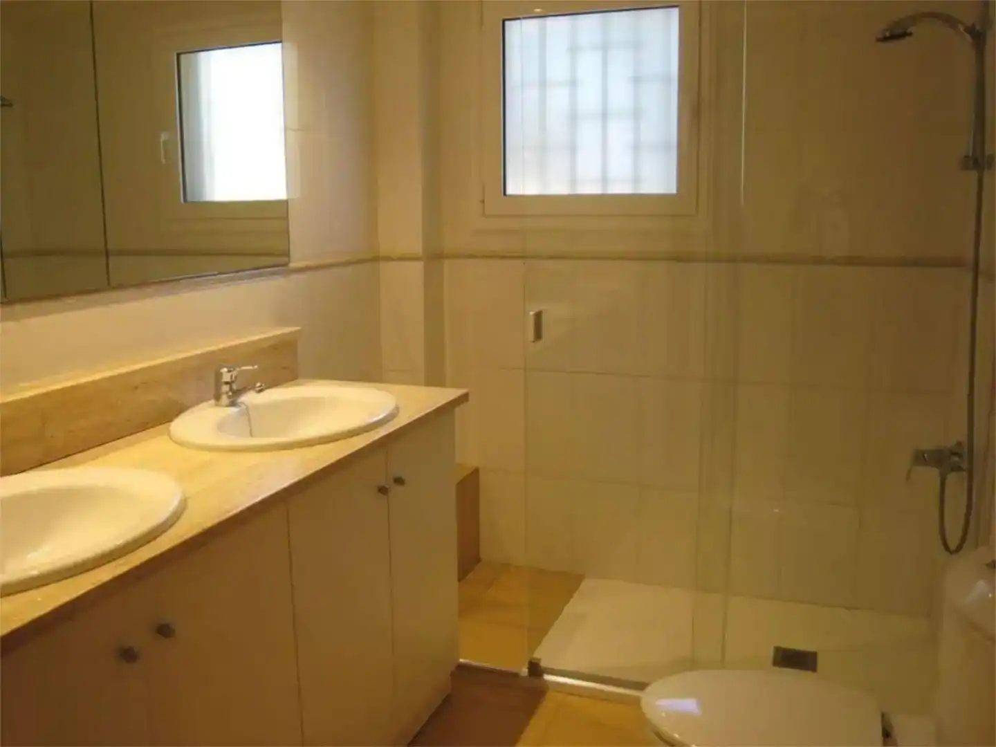 Badezimmer von Country house zur Miete in L'Estartit mit Klimaanlage, Schwimmbad und Balkon