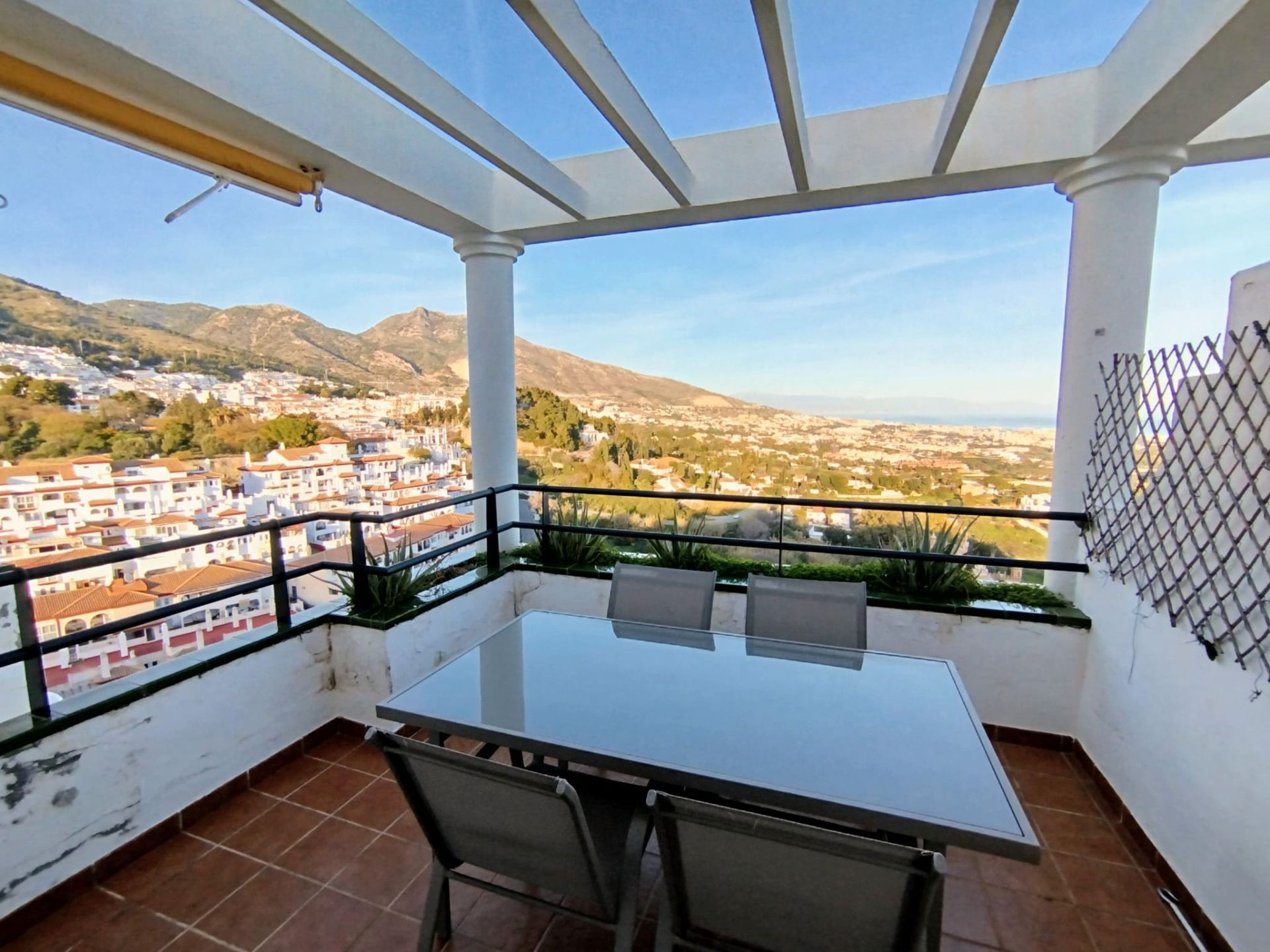 Vista exterior de Àtic en venda en Benalmádena amb Aire condicionat, Calefacció i Jardí privat