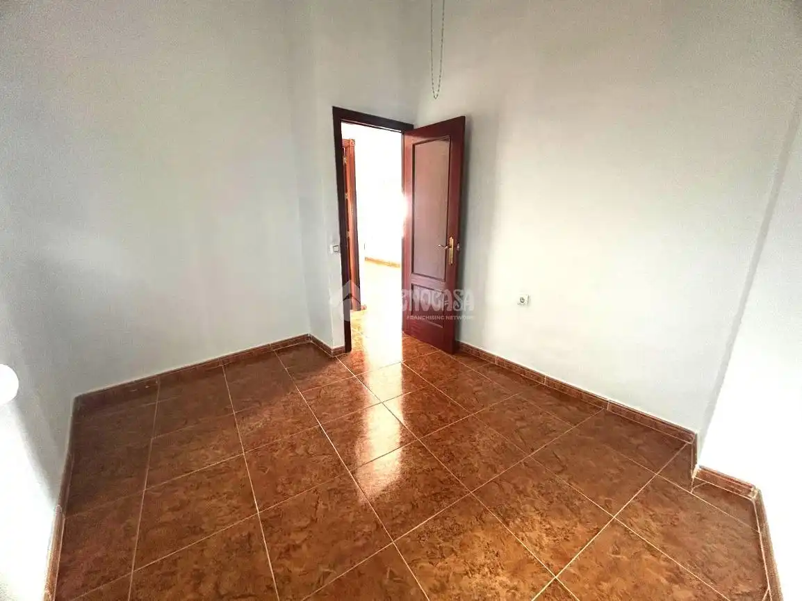 Dormitori de Casa adosada en venda en Alcalá del Río amb Aire condicionat i Balcó