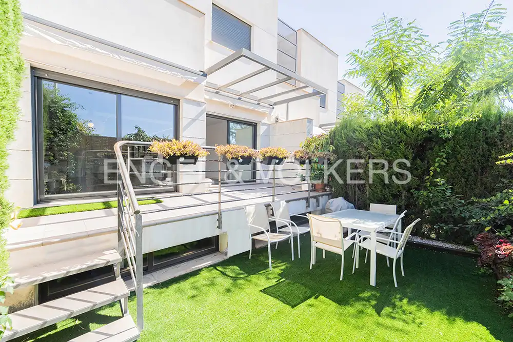 Adosado con terraza en venta en Carrer dels Morros Alts 1