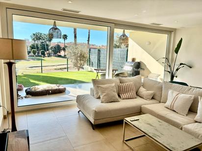 Sala d'estar de Casa adosada en venda en Alicante / Alacant amb Aire condicionat, Calefacció i Jardí privat