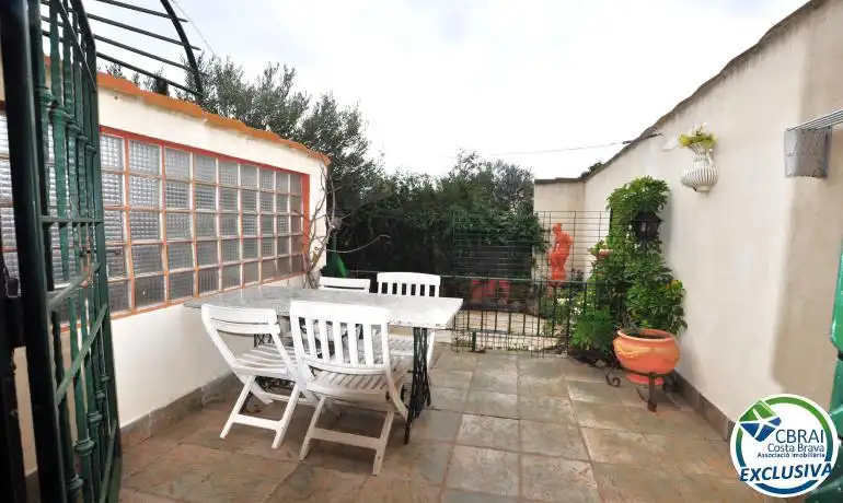 Terrasse von Einfamilien-Reihenhaus zum Verkauf in Roses mit Heizung