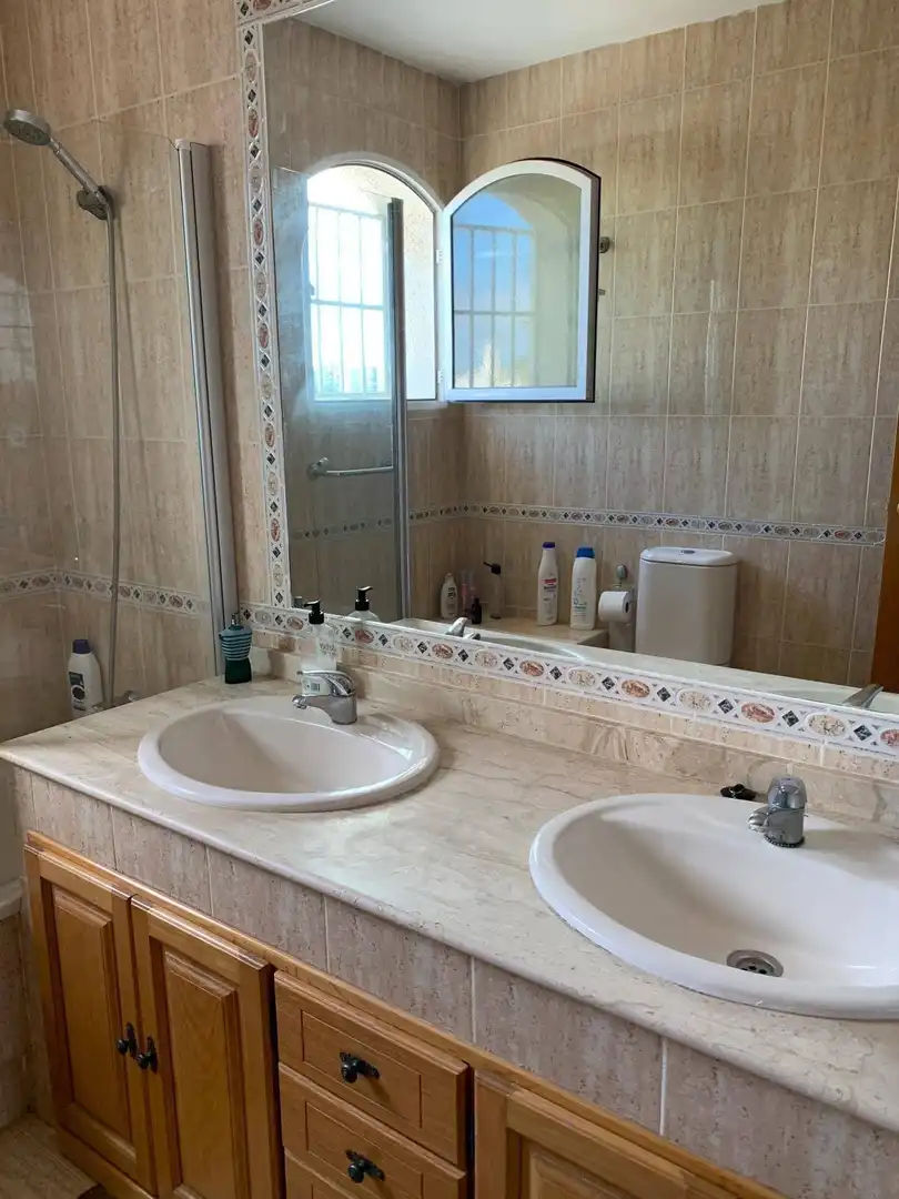 Badezimmer von Wohnungen zum Verkauf in Orihuela mit Klimaanlage, Heizung und Terrasse
