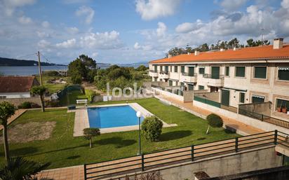 Vista exterior de Pis en venda en Sanxenxo amb Parquet, Traster i Moblat