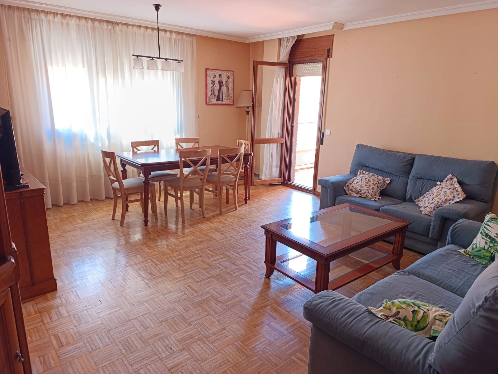 Sala d'estar de Pis de lloguer en Cuenca Capital amb Calefacció, Parquet i Moblat