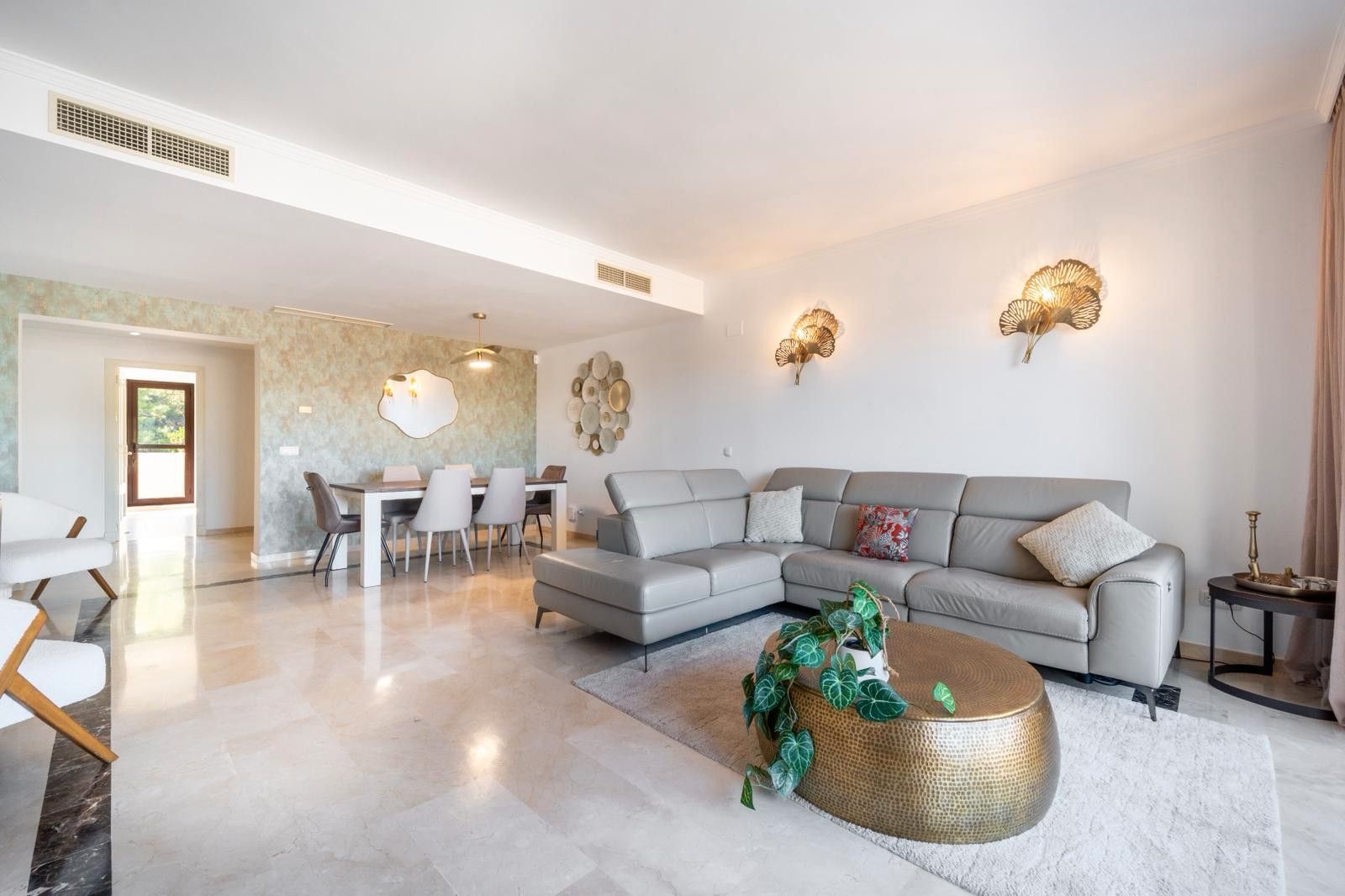 Sala de estar de Ático en venta en Benahavís con Aire acondicionado, Terraza y Amueblado