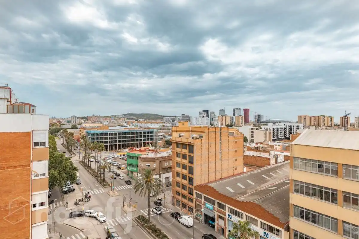 Vista exterior de Pis en venda en L'Hospitalet de Llobregat amb Aire condicionat, Calefacció i Terrassa