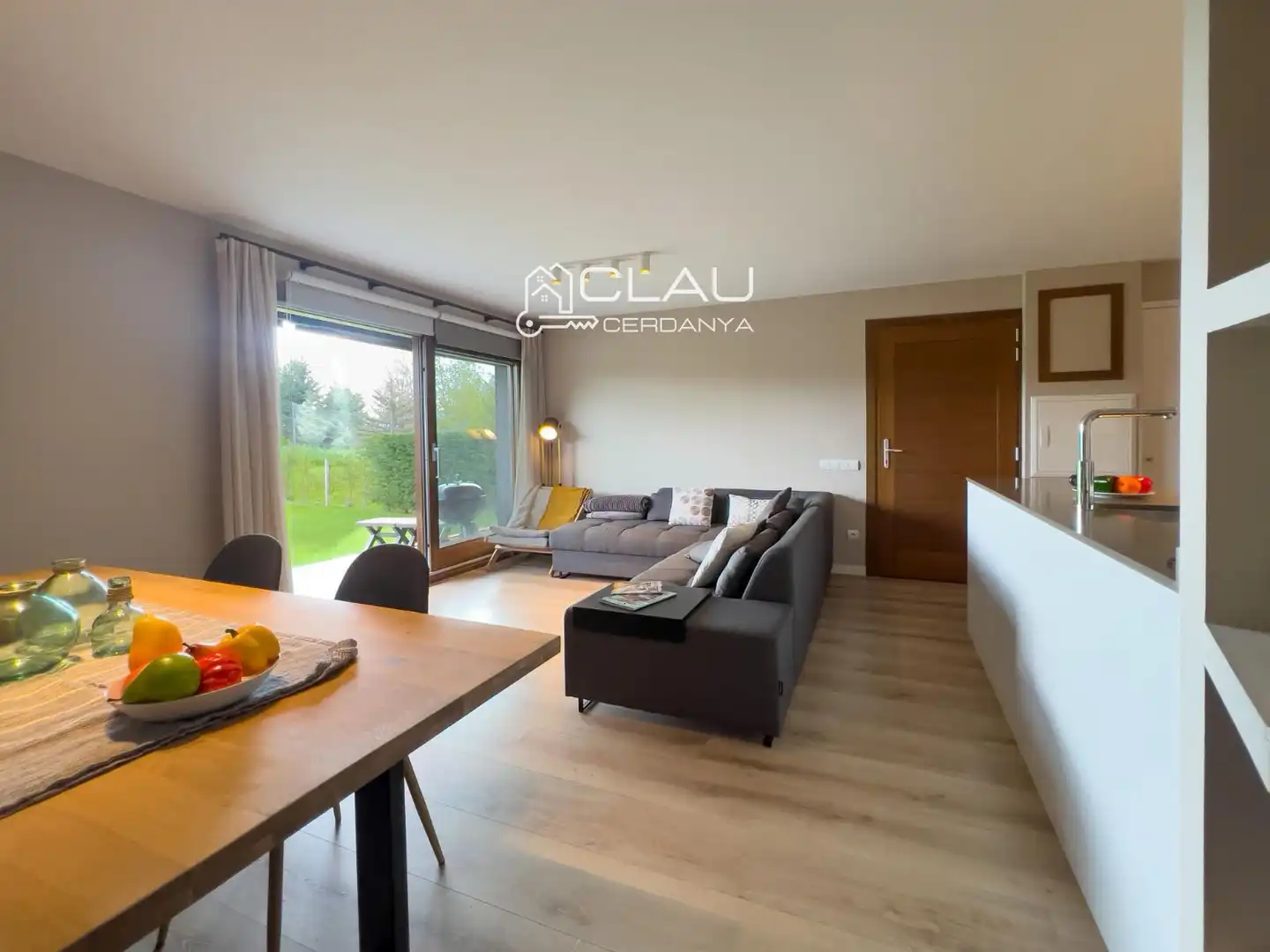 Sala de estar de Piso en venta en Sainte - Léocadie con Calefacción, Jardín privado y Parquet