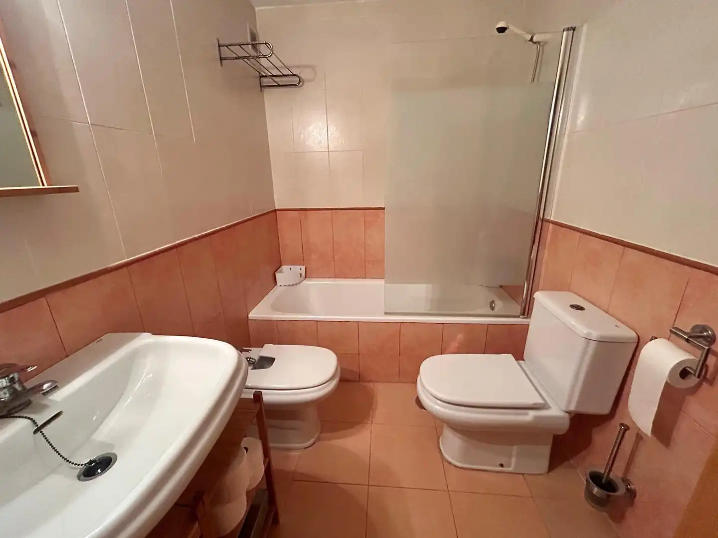 Baño de Piso en venta en Roquetas de Mar con Terraza, Amueblado y Piscina comunitaria