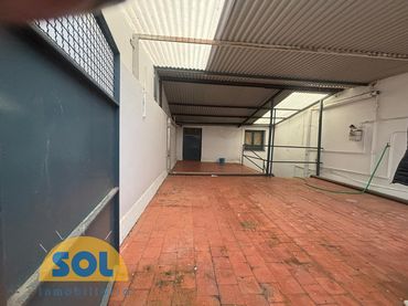 House with balcony for sale in Calle Morales 1