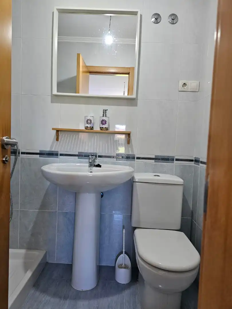 Badezimmer von Wohnungen zur Miete in Fisterra mit Abstellraum, Möbliert und Ofen