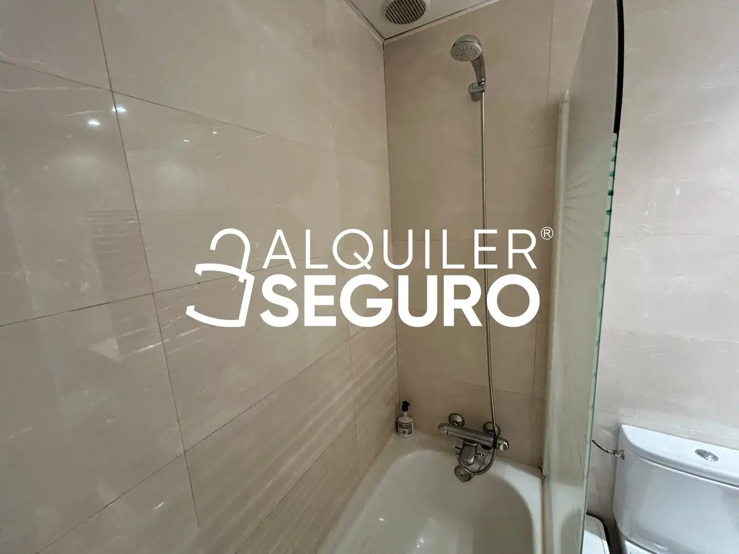 Badezimmer von Wohnung zur Miete in Madrid mit Klimaanlage, Heizung und Abstellraum