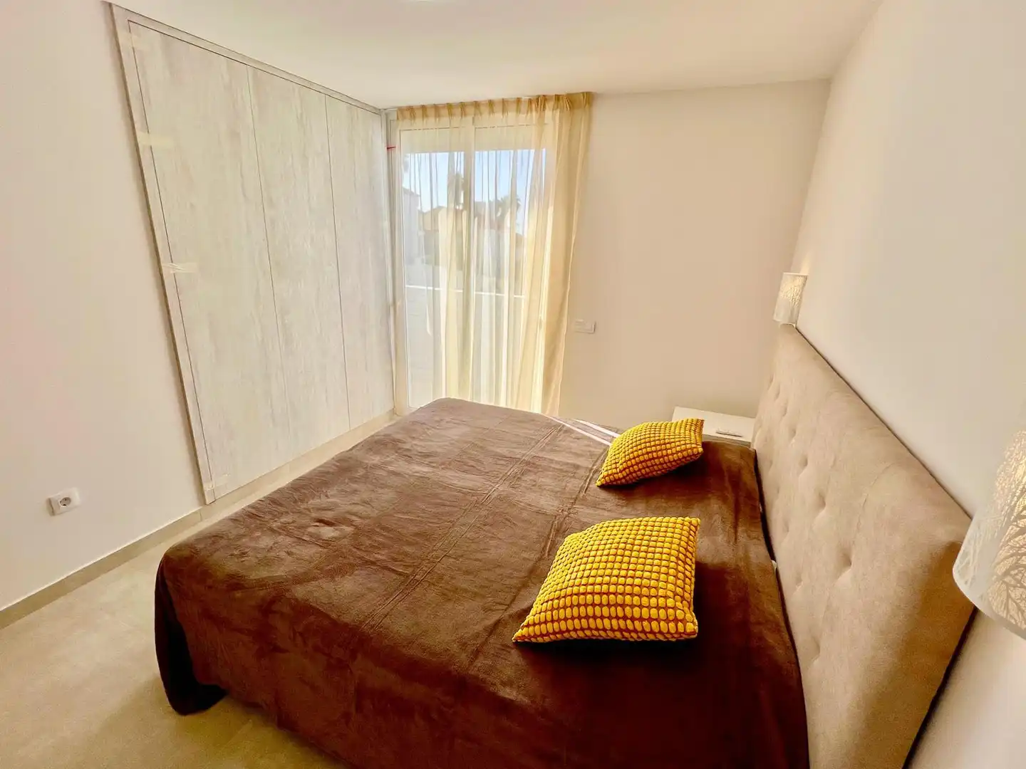 Schlafzimmer von Einfamilien-Reihenhaus zum Verkauf in Arona mit Klimaanlage, Privatgarten und Terrasse