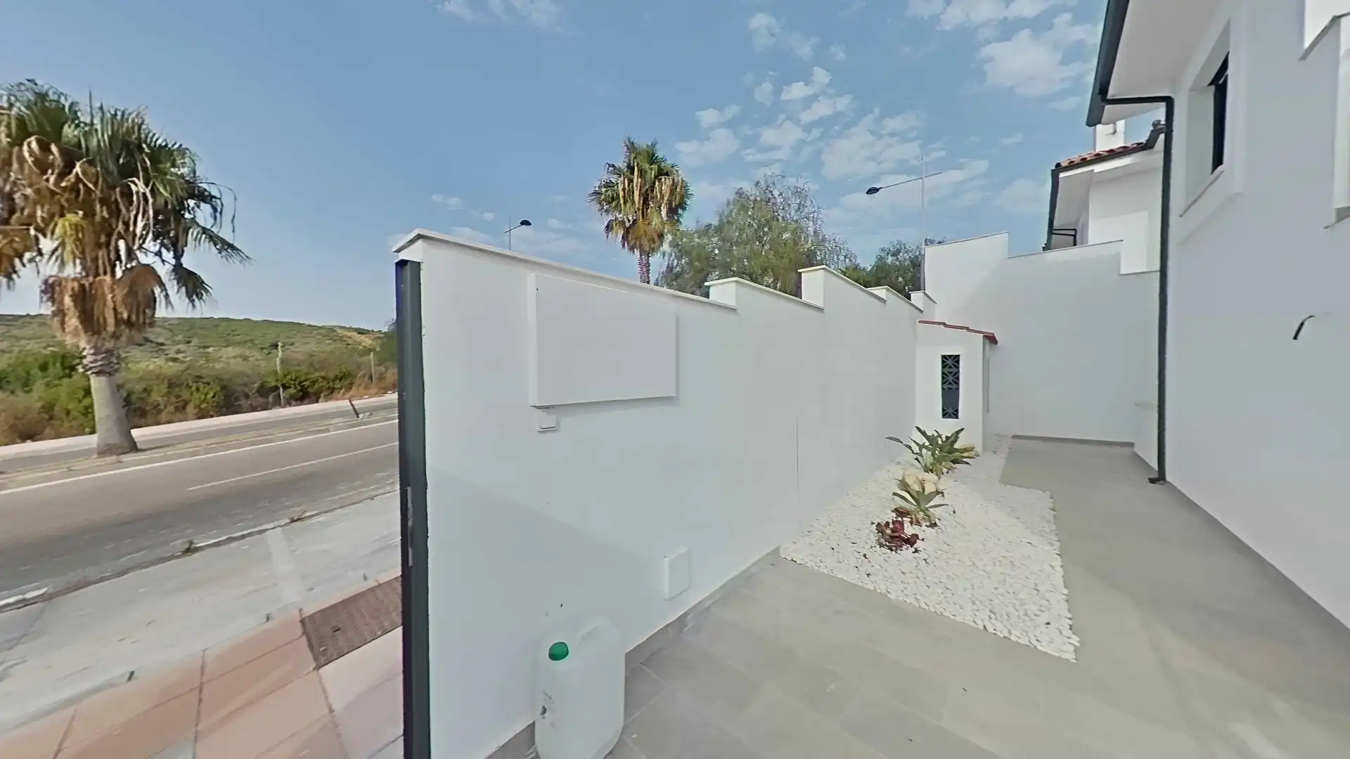 Vista exterior de Casa o xalet en venda en Manilva amb Aire condicionat, Calefacció i Jardí privat