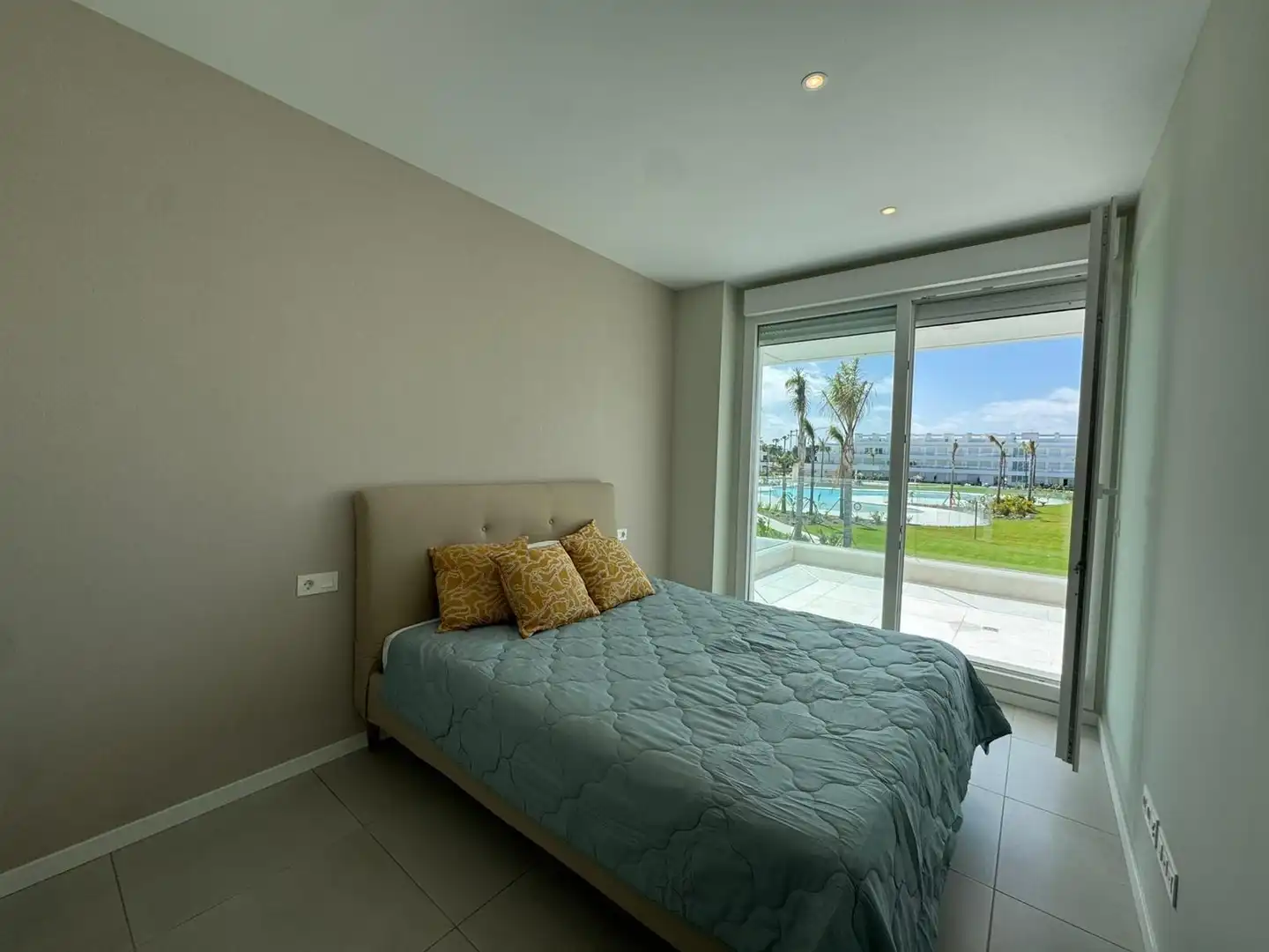 Dormitori de Apartament en venda en Chipiona amb Aire condicionat, Terrassa i Traster