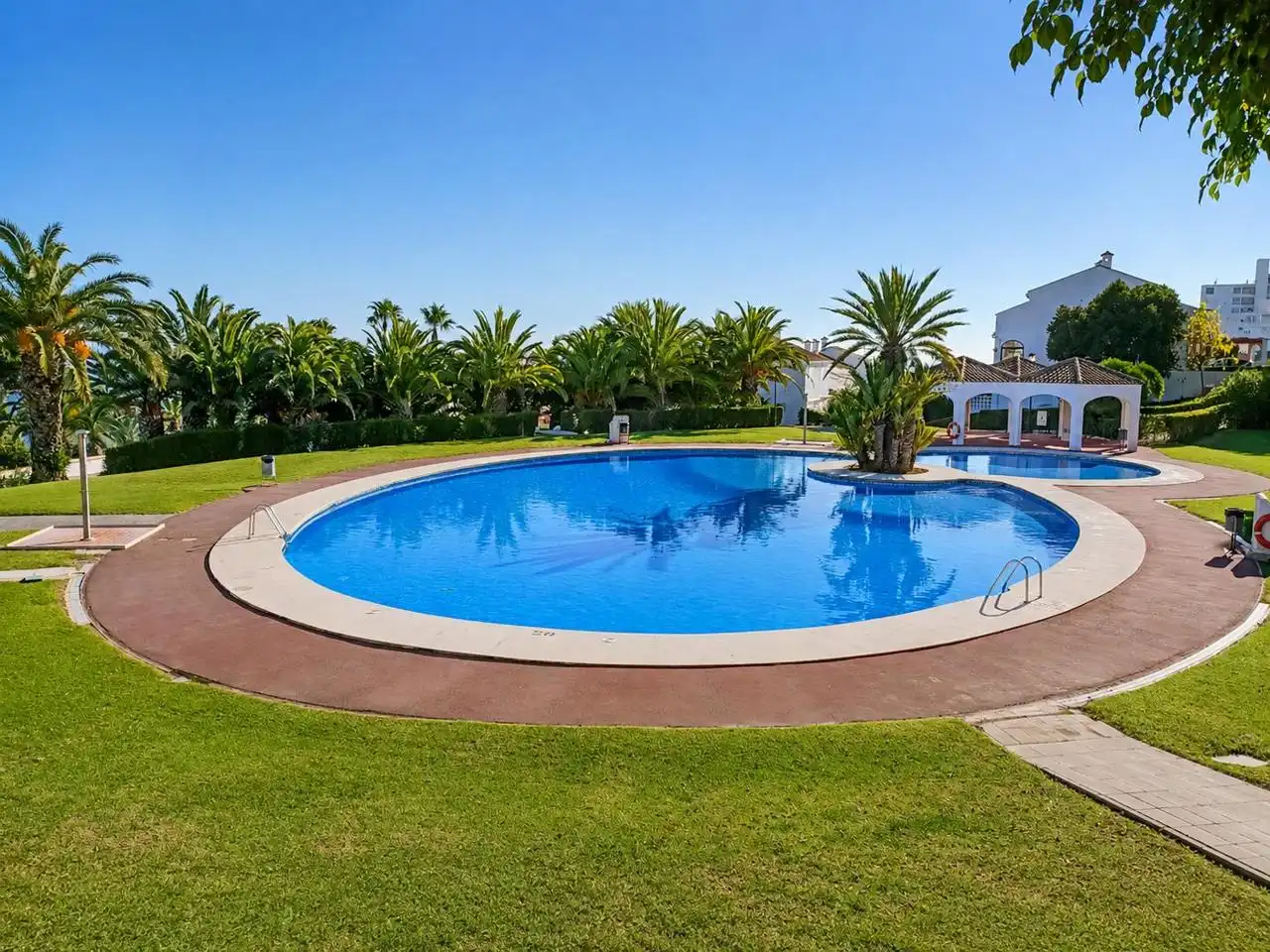 Casa pareada con piscina en venta en Calle Schubert