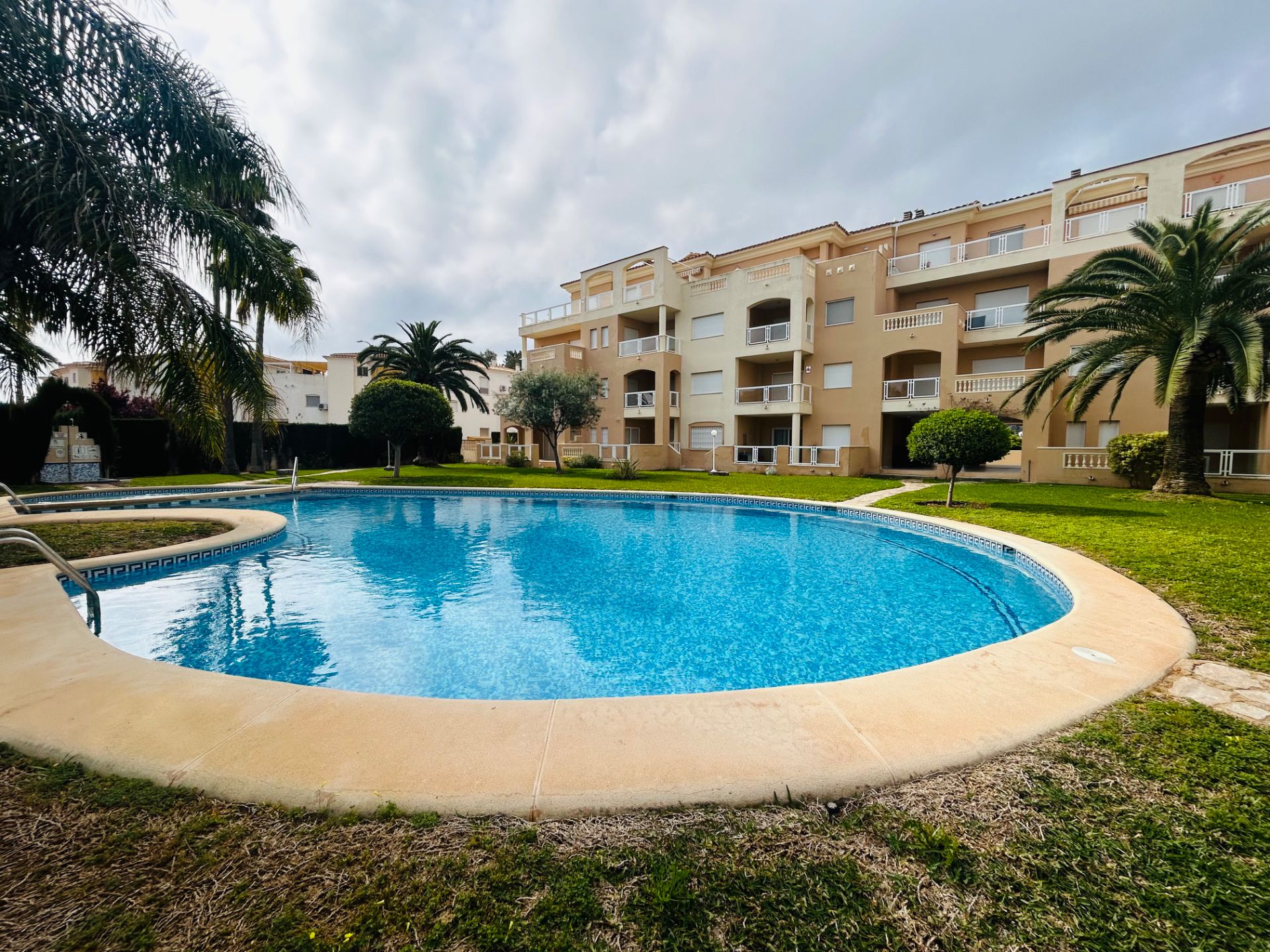 Piscina de Apartament en venda en Dénia amb Aire condicionat, Calefacció i Jardí privat