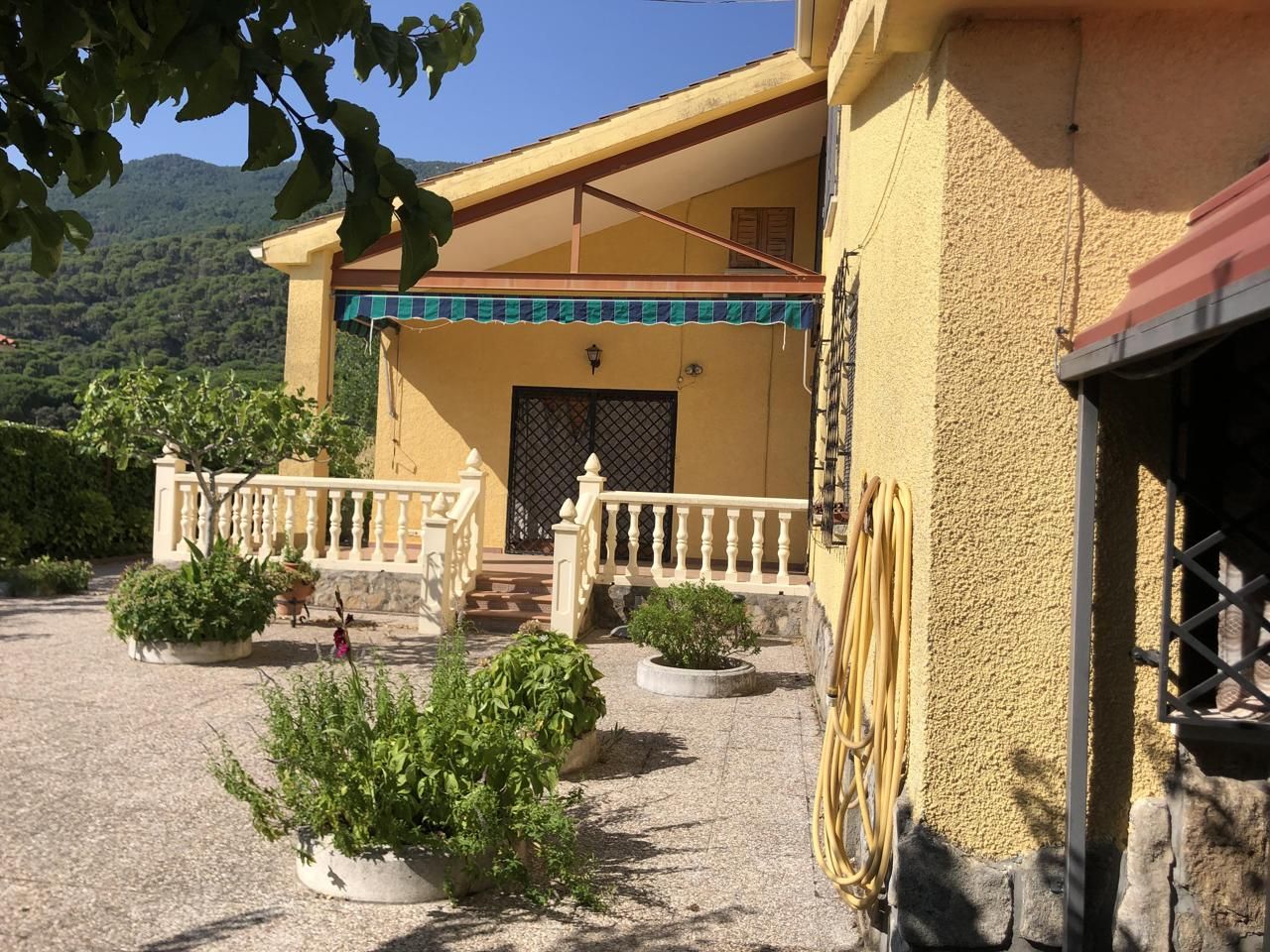 Vista exterior de Casa adosada en venda en La Adrada  amb Aire condicionat, Calefacció i Jardí privat
