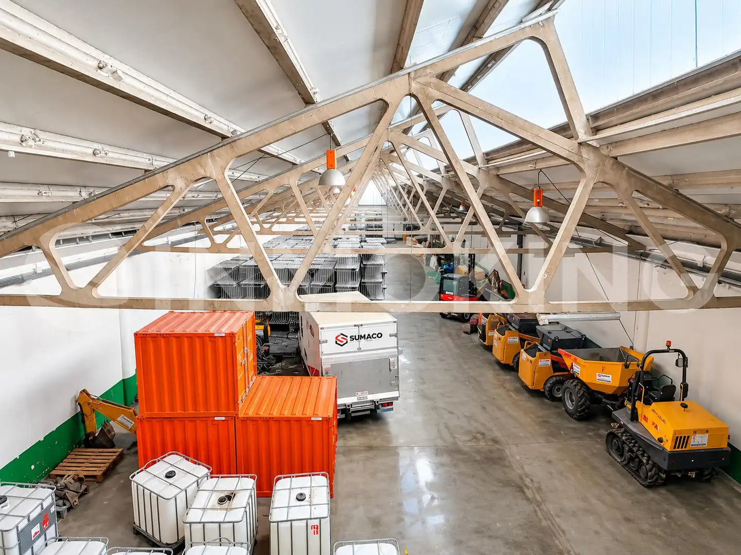 Parkplatz von Fabrikhallen zur Miete in Campanar
