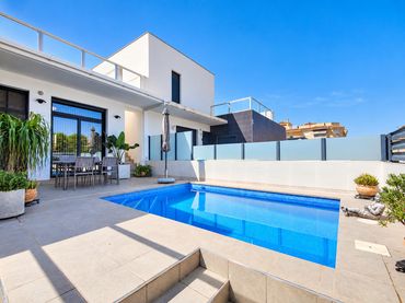 Xalet amb piscina en venda a Formentera del Segura