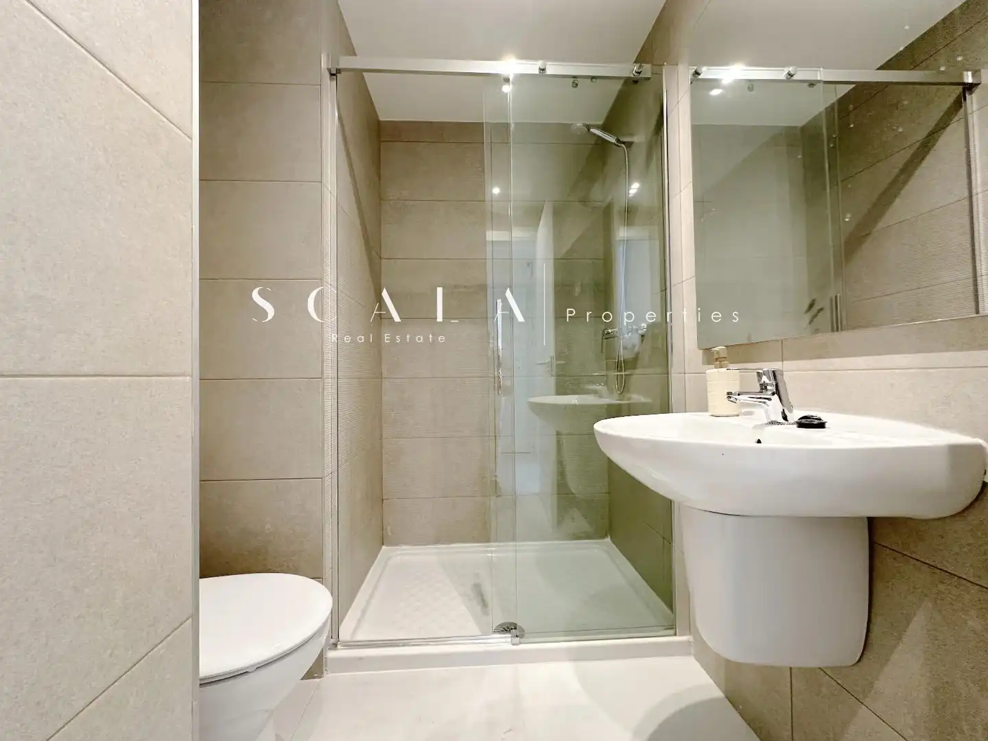 Bathroom of Flat for rent in Madrid  with Air Conditioner, Heating and Terrace