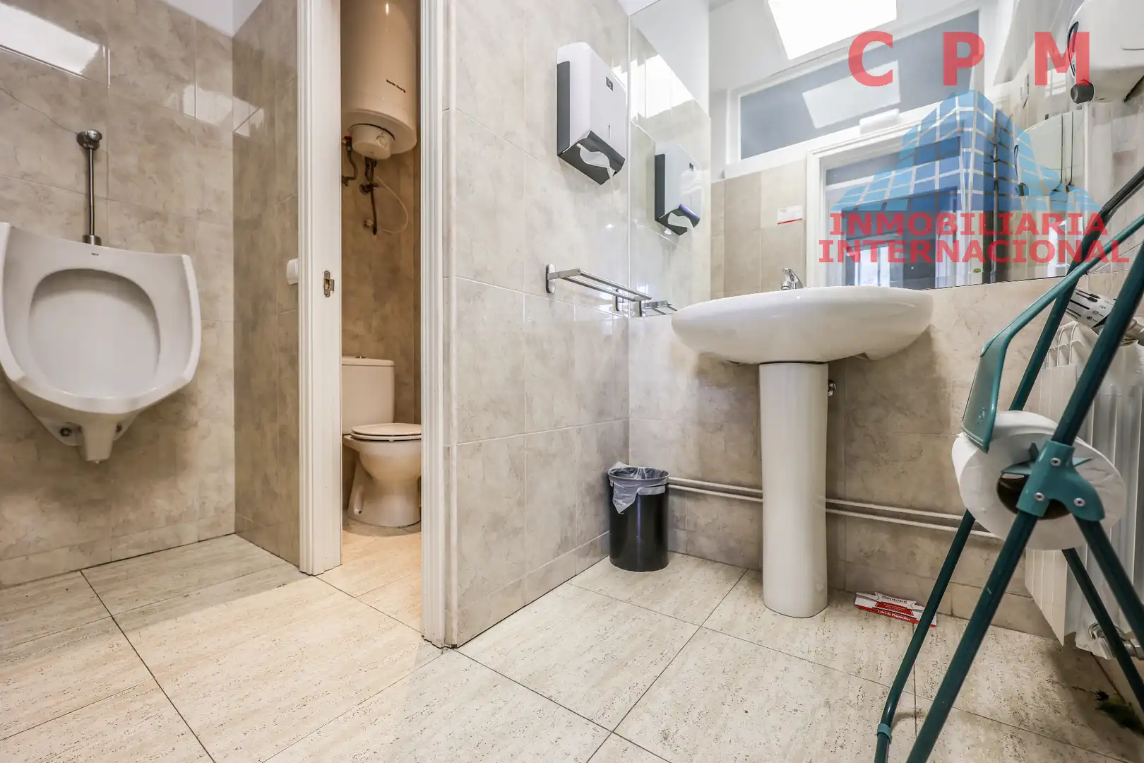 Badezimmer von Fabrikhallen zum Verkauf in Coslada mit Heizung und Alarm