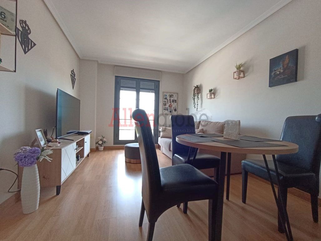 Sala d'estar de Apartament en venda en Oviedo  amb Calefacció, Terrassa i Traster