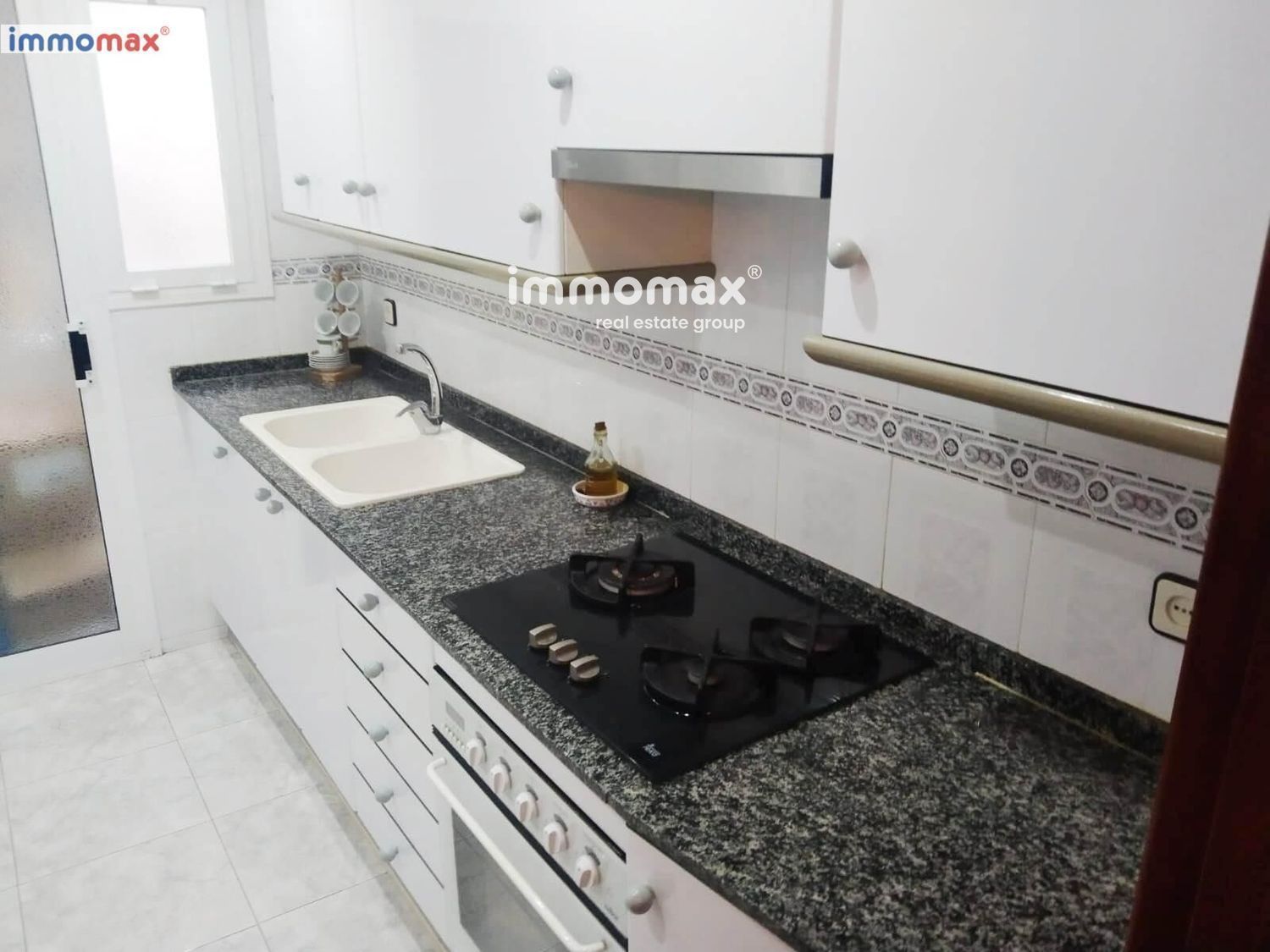 Cuina de Pis en venda en Cornellà de Llobregat amb Aire condicionat i Terrassa
