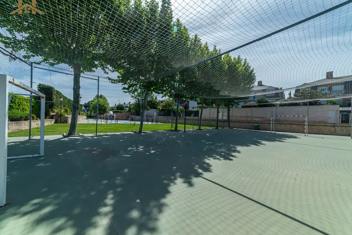 Aparcament de Casa o xalet en venda en Arroyomolinos (Madrid) amb Aire condicionat, Calefacció i Jardí privat