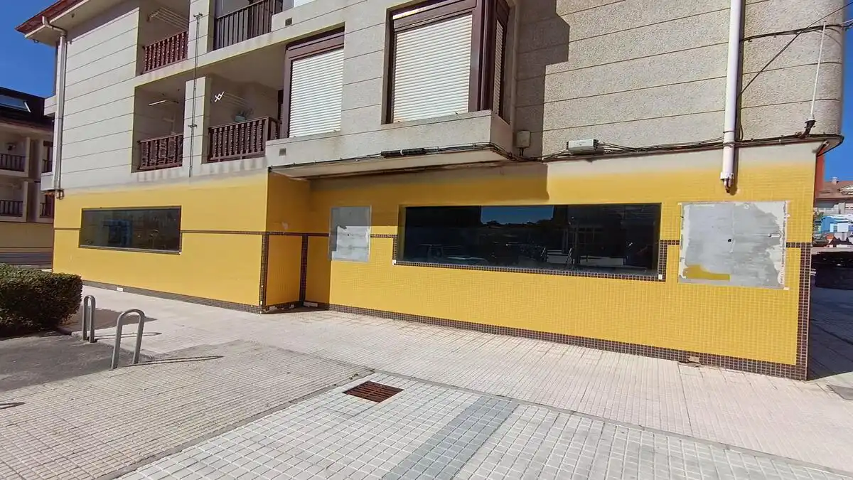 Local commercial à vendre à RIS 3