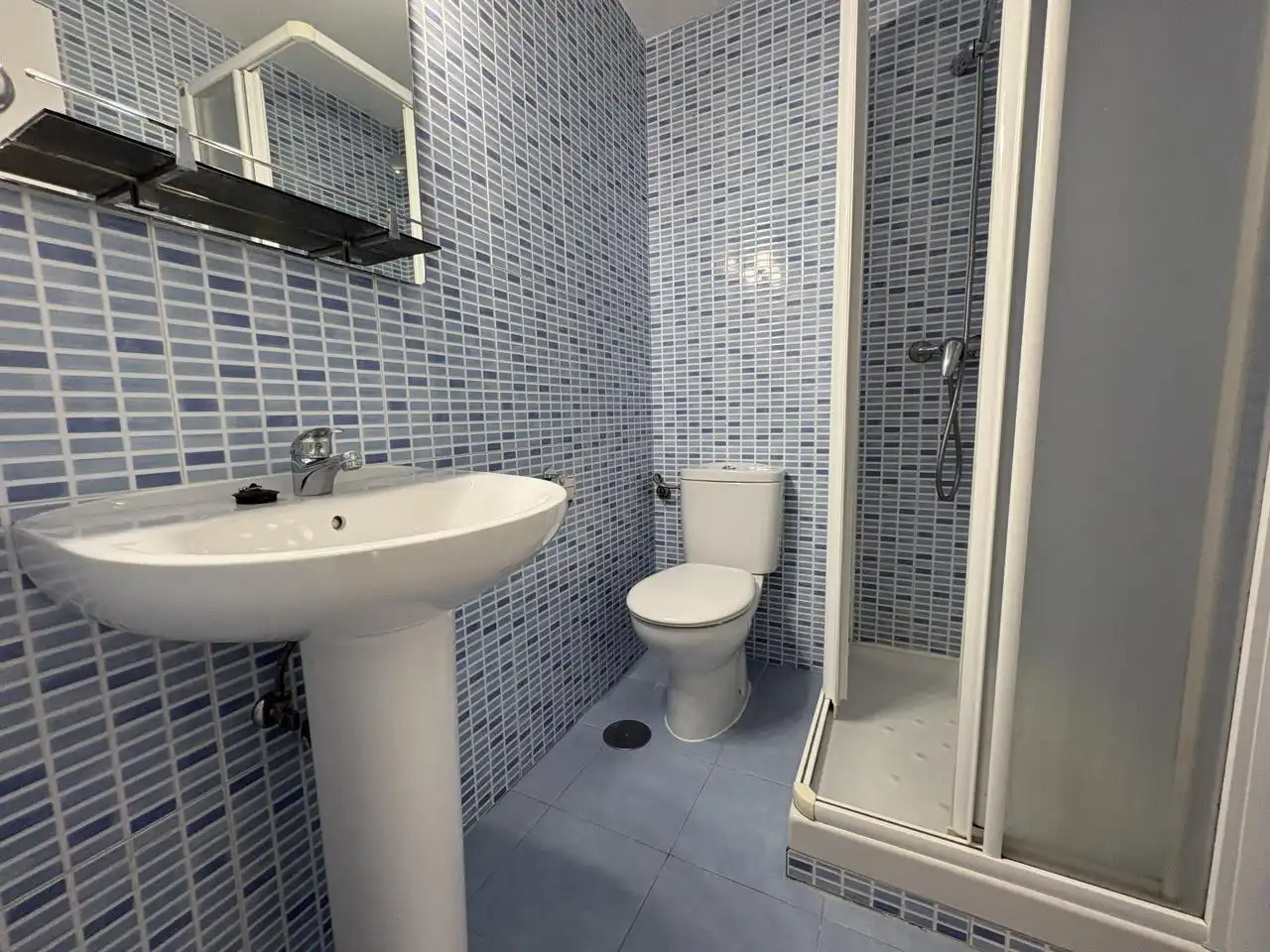 Baño de Piso de alquiler en Madrid con Aire acondicionado y Balcón