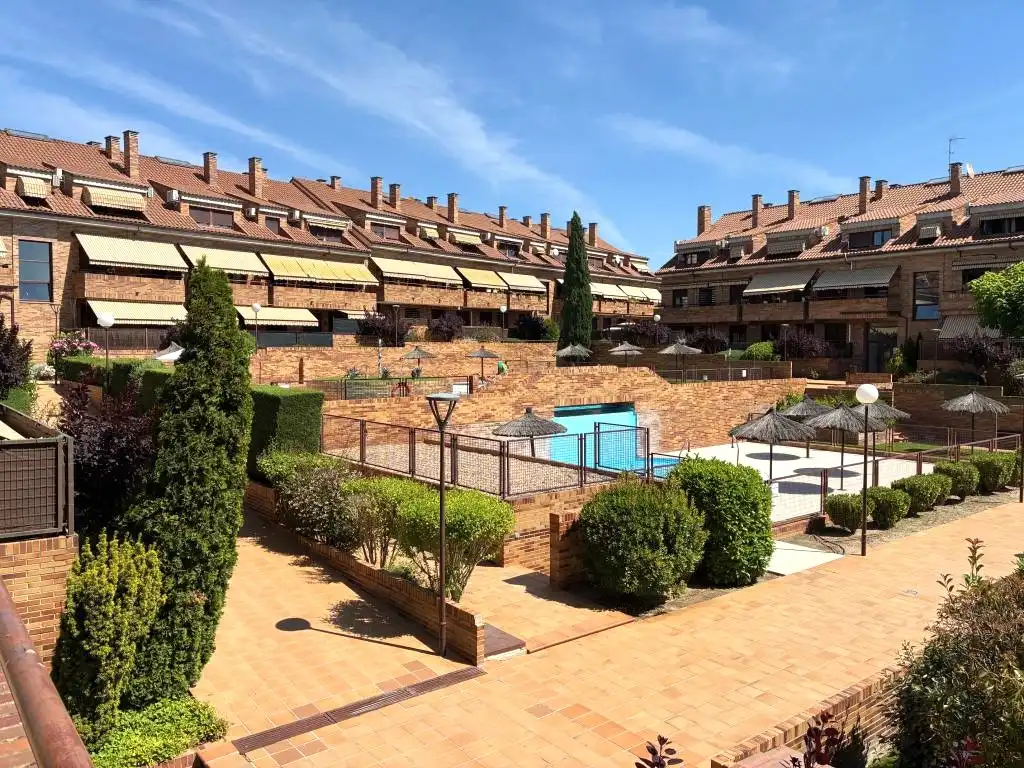 Garten von Wohnung zur Miete in Sevilla la Nueva mit Klimaanlage, Heizung und Abstellraum