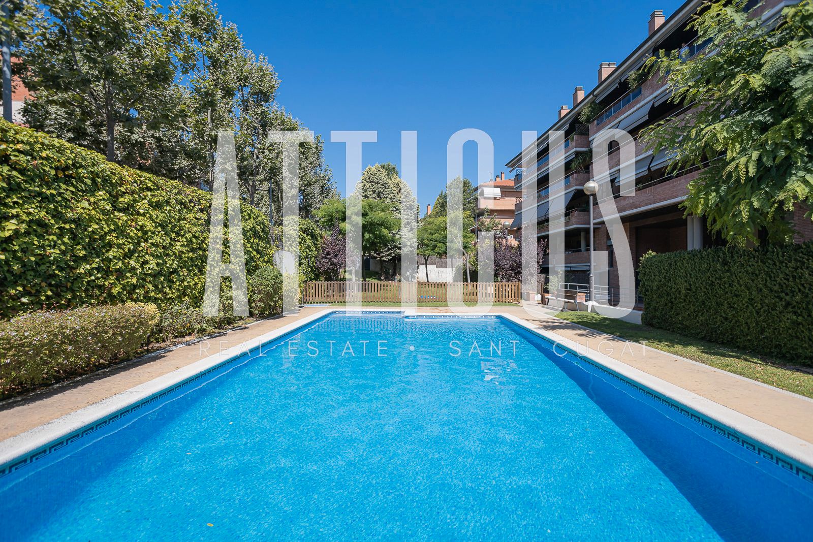 Piscina de Pis en venda en Sant Cugat del Vallès amb Aire condicionat, Calefacció i Parquet