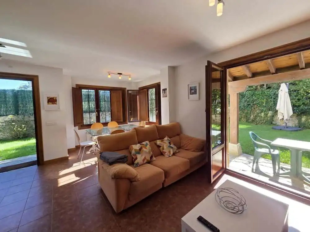 Sala d'estar de Casa adosada en venda en Ribamontán al Monte amb Calefacció, Jardí privat i Terrassa