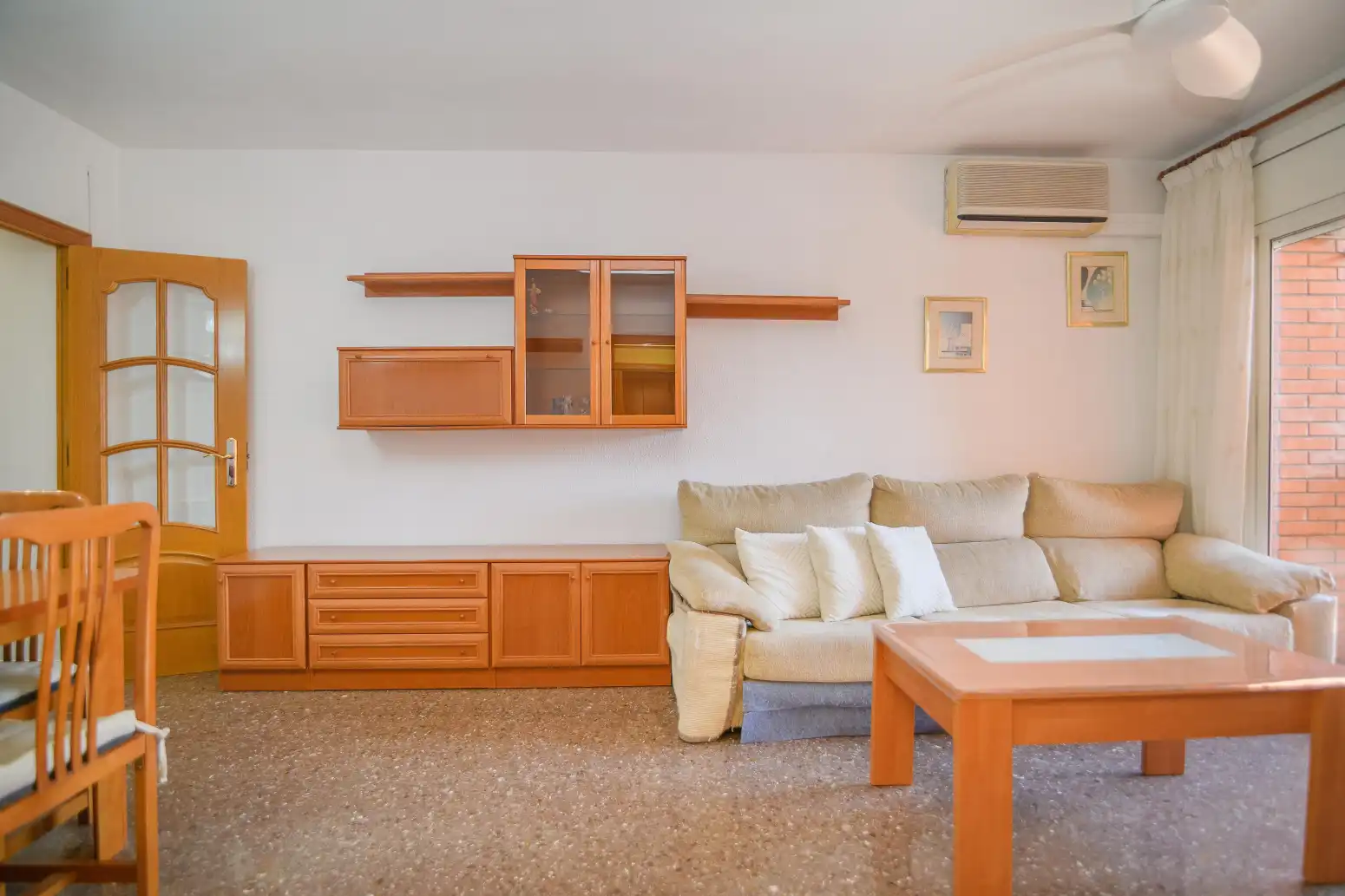 Sala d'estar de Pis en venda en Sant Boi de Llobregat amb Aire condicionat i Balcó