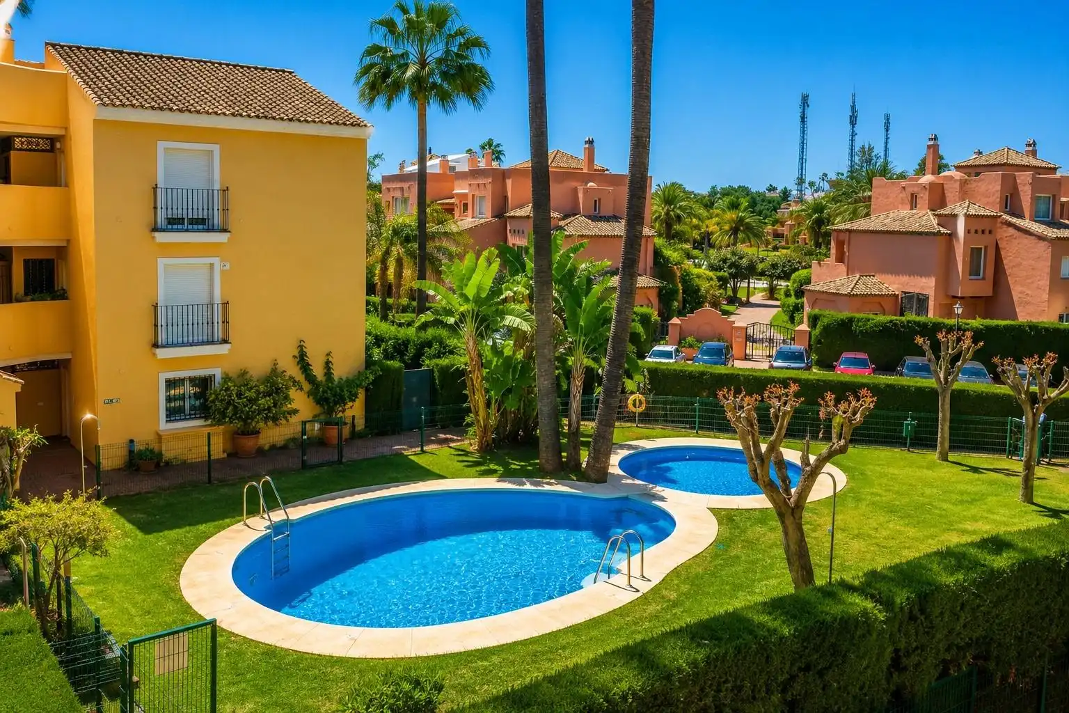 Vista exterior de Apartament en venda en Estepona amb Jardí privat, Terrassa i Piscina comunitària