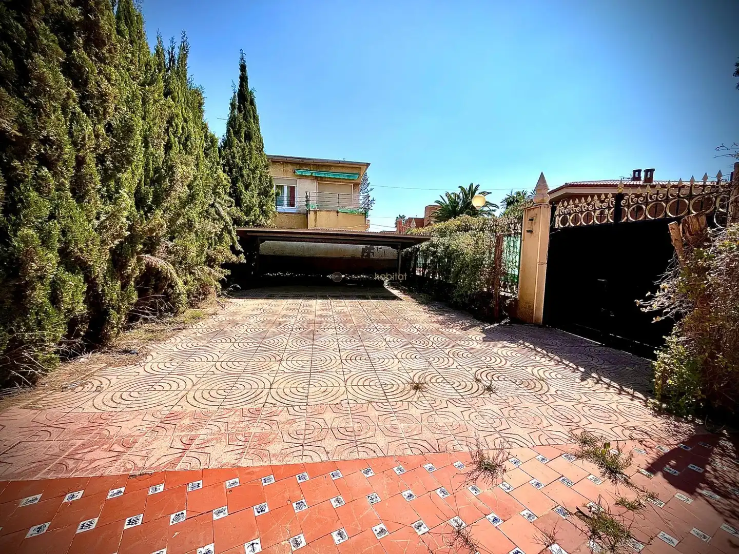 Vista exterior de Casa o xalet en venda en Elda amb Calefacció, Jardí privat i Traster