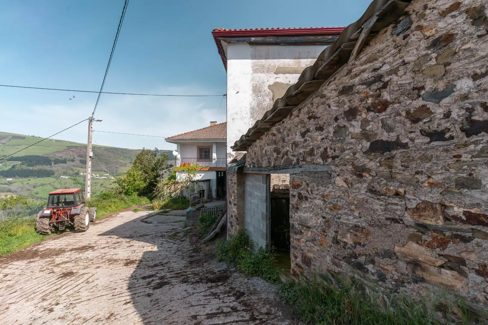 Vista exterior de Casa o xalet en venda en Cangas del Narcea amb Calefacció, Terrassa i Moblat