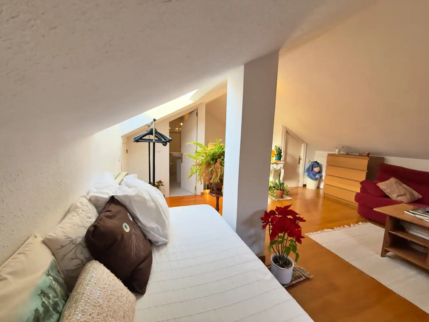 Dormitori de Casa o xalet en venda en Oviedo  amb Calefacció, Jardí privat i Parquet