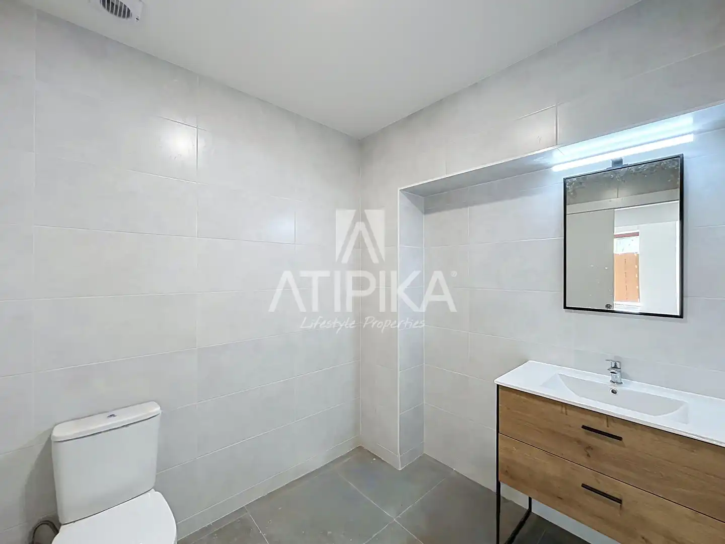 Bathroom of Commercial properties for rent in Barcelona  with Air Conditioner