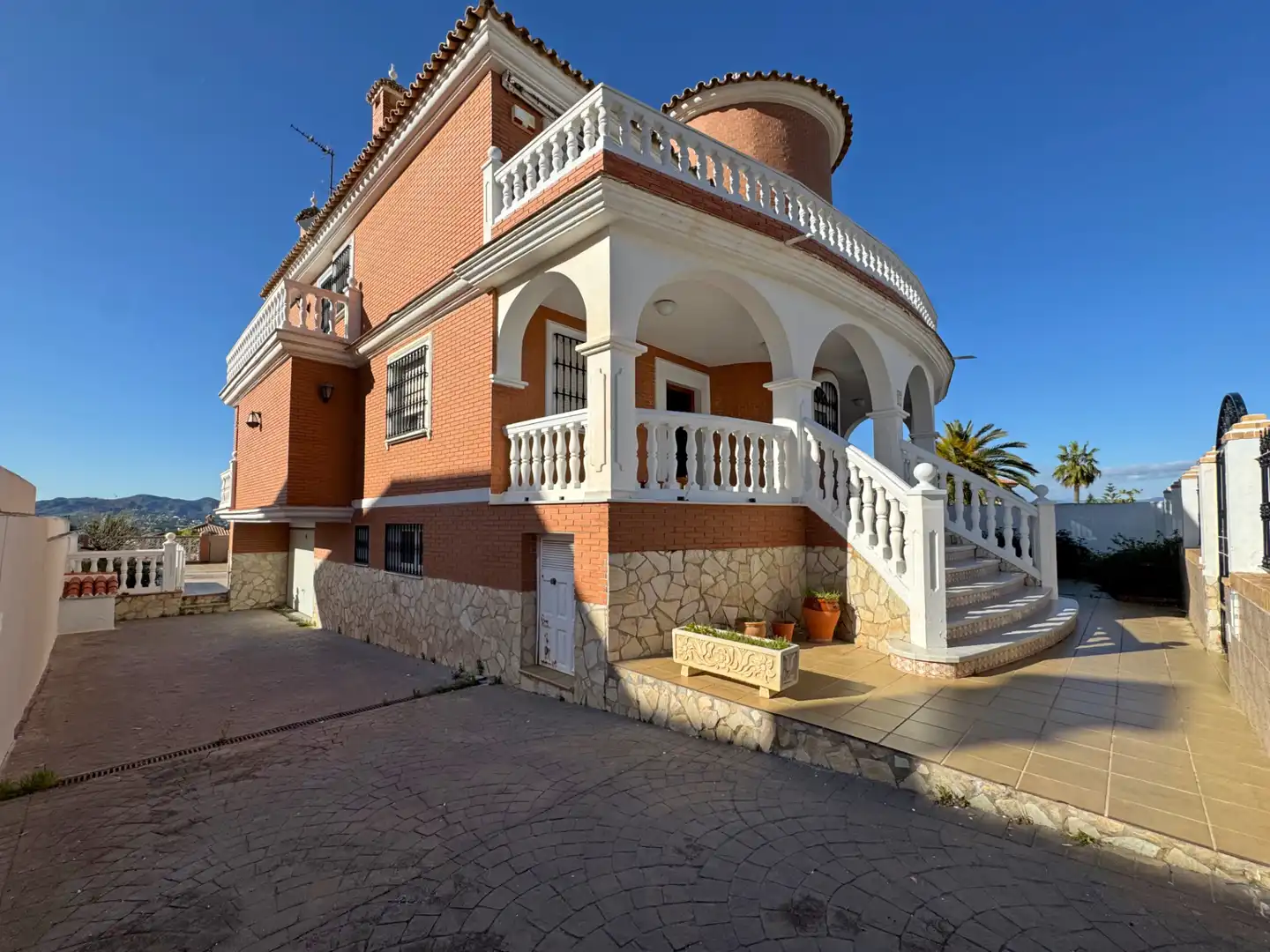Vista exterior de Casa o xalet en venda en Alhaurín de la Torre amb Aire condicionat, Calefacció i Jardí privat
