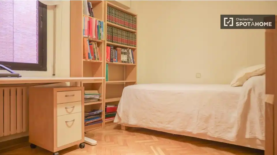 Dormitori de Pis per a compartir en Madrid amb Aire condicionat, Calefacció i Terrassa