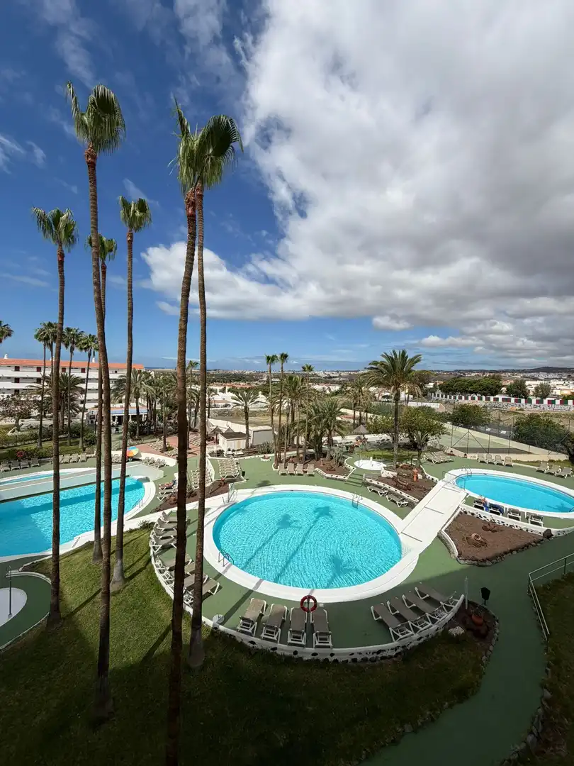 Vista exterior de Apartamento en venta en San Bartolomé de Tirajana con Amueblado y Piscina comunitaria