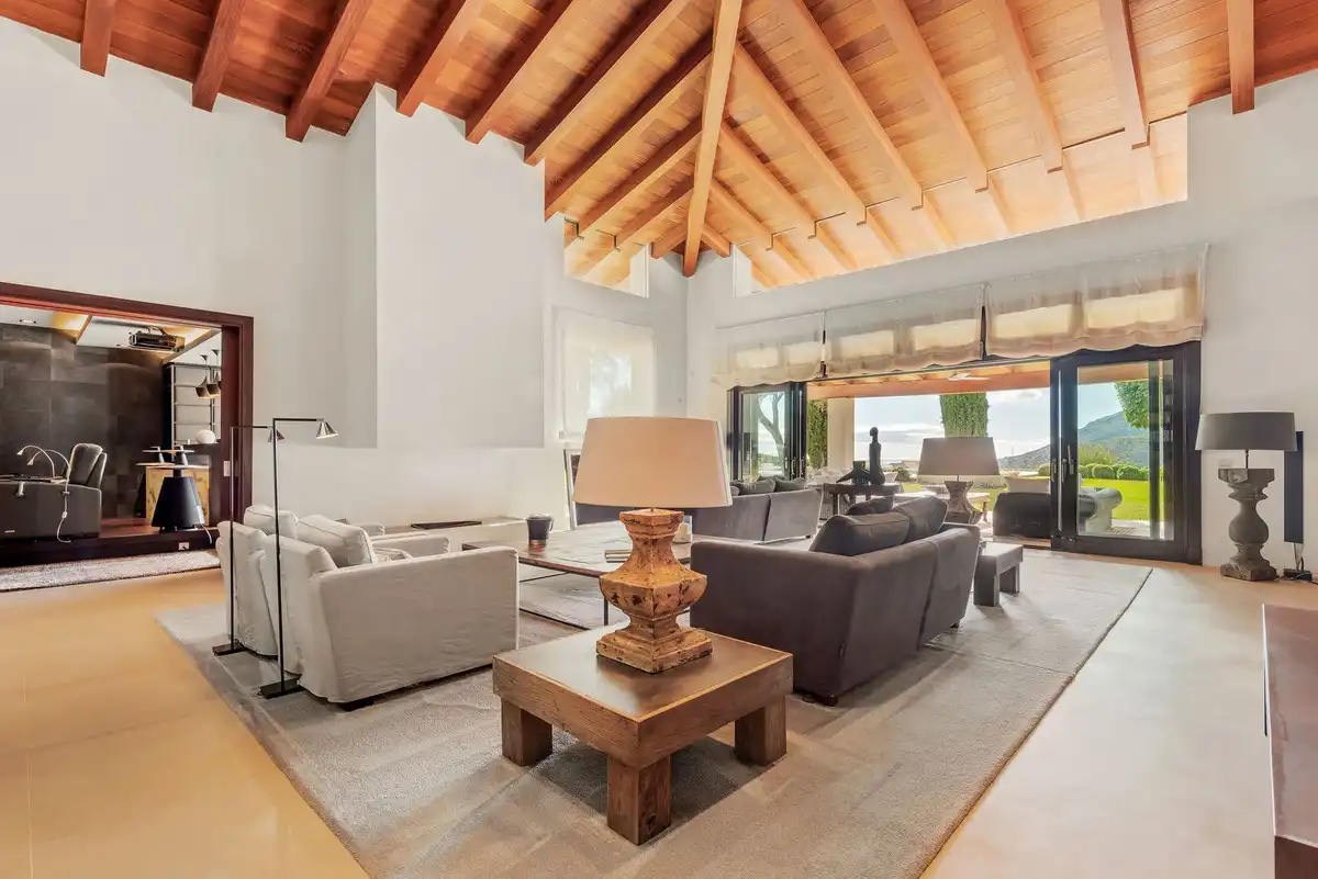 Wohnzimmer von Haus oder Chalet zum Verkauf in Benahavís mit Klimaanlage, Privatgarten und Terrasse