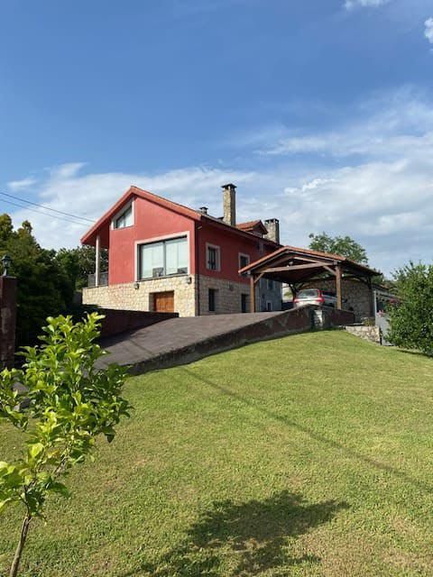 Vista exterior de Casa o xalet en venda en Oviedo  amb Calefacció i Jardí privat